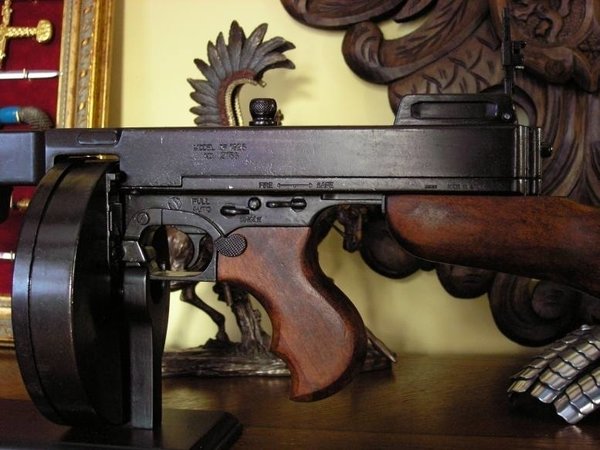 REPLIK  //  GANGSTERS THOMPSON M1928 TOMMY GUN -AL CAPONE (1092)